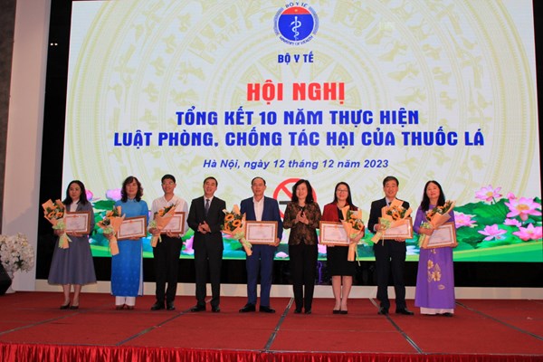 Bộ trưởng Bộ Y tế chỉ ra những yếu tố ảnh hưởng đến nỗ lực phòng, chống tác hại của thuốc lá - Anh 2