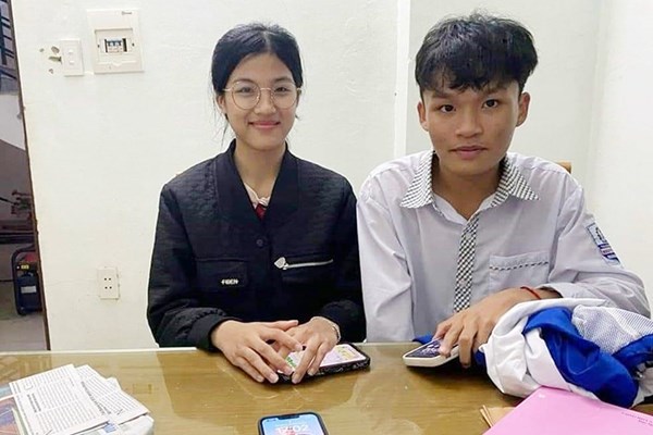 Học sinh trả lại điện thoại cho du khách nước ngoài đánh rơi ở Phong Nha - Kẻ Bàng - Anh 1