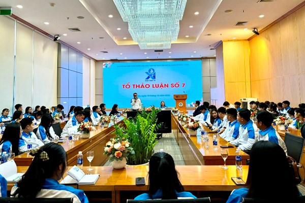 Sinh viên thảo luận về các giải pháp hiệu quả nhằm giữ gìn, phát huy bản sắc văn hoá dân tộc - Anh 2