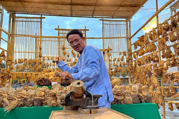 “Tái sinh” gốc tre thành tượng điêu khắc - Anh 2