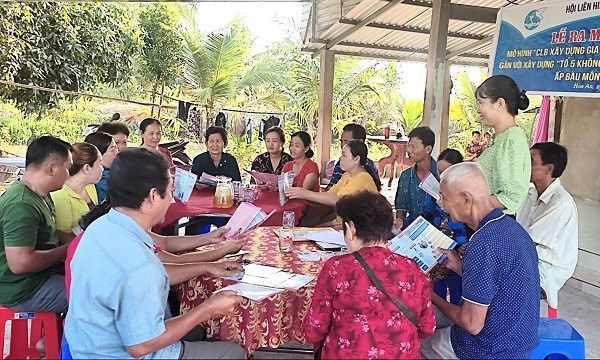 Hậu Giang phát huy vai trò phụ nữ vận động người tham gia BHXH, BHYT - Anh 1