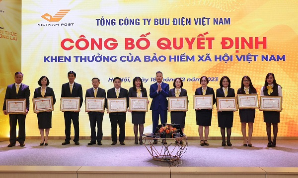 Biểu dương tập thể, cá nhân ngành Bưu điện phát triển người tham gia BHXH, BHYT - Anh 1