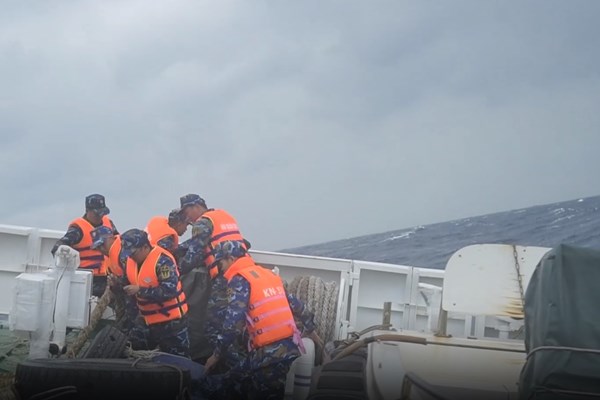 Bộ Tư lệnh Vùng 3 Hải quân tiếp cận, lai dắt tàu cá của ngư dân gặp nạn vào bờ - Anh 2