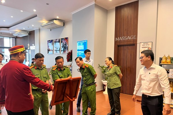 Nhiều nguyên nhân dẫn đến việc vi phạm Luật Phòng, chống tác hại thuốc lá tại nhà hàng, khách sạn - Anh 1