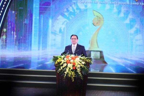 Thủ tướng dự Lễ trao Giải thưởng Nhân tài Đất Việt năm 2023 - Anh 1