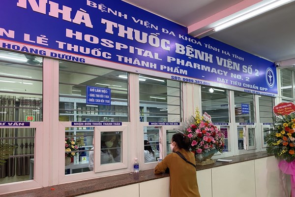 Sang năm, người bệnh tham gia BHYT có phải bỏ tiền mua thuốc? - Anh 1