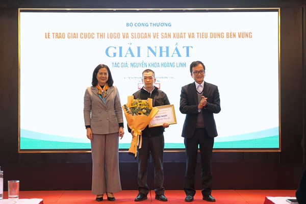 Trao giải cuộc thi logo và slogan về sản xuất và tiêu dùng bền vững - Anh 1