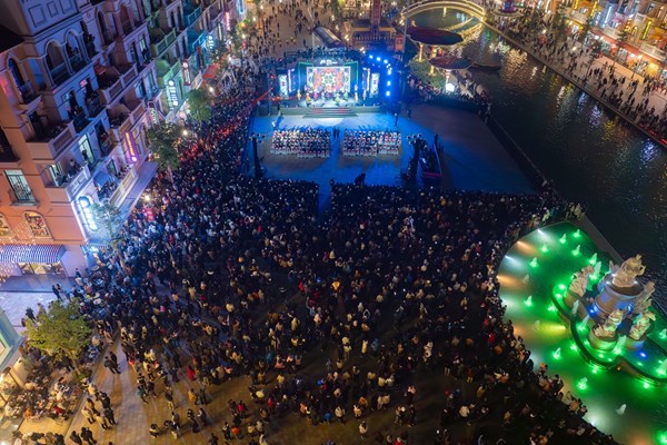 Không cần chen chúc phố cổ, giới trẻ Hà thành đổ xô đến “vũ trụ giải trí” lớn nhất miền Bắc - Anh 1
