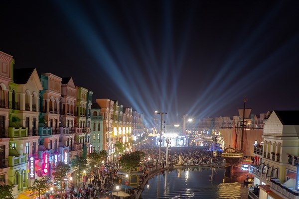 Mãn nhãn với show thực cảnh 3D mapping trên sân khấu thuyền lớn nhất châu Á tại phía Đông Hà Nội - Anh 11