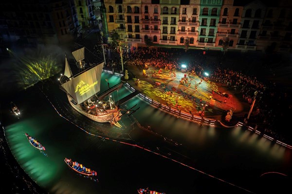 Mãn nhãn với show thực cảnh 3D mapping trên sân khấu thuyền lớn nhất châu Á tại phía Đông Hà Nội - Anh 2