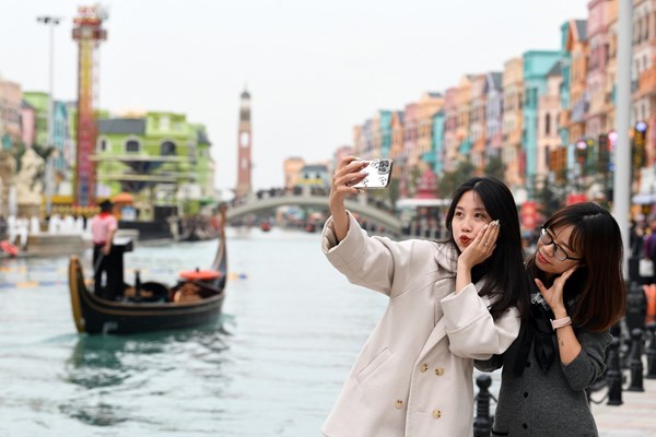 Mãn nhãn với show thực cảnh 3D mapping trên sân khấu thuyền lớn nhất châu Á tại phía Đông Hà Nội - Anh 9