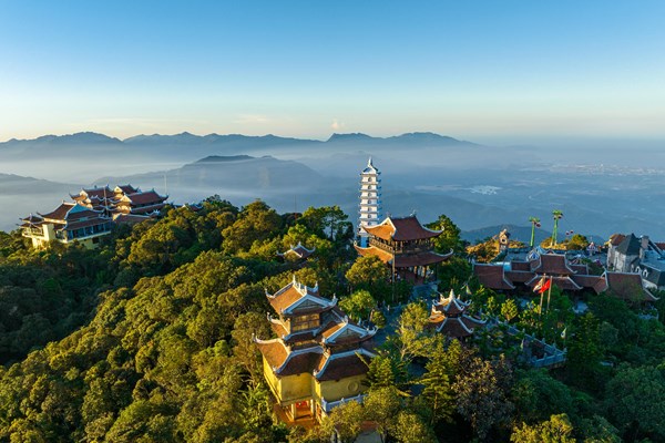 Hơn 300 Tăng Ni Sư Giáo hội Phật giáo đến quần thể tâm linh trên đỉnh Bà Nà hành hương, chiêm bái - Anh 5