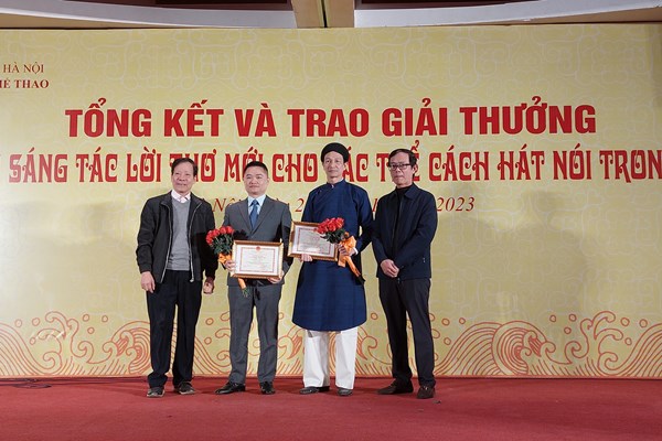 Trao giải Cuộc thi sáng tác lời thơ mới cho các thể cách hát nói trong ca trù - Anh 3