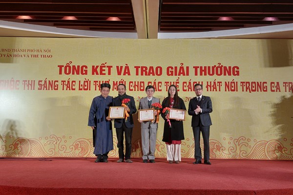 Trao giải Cuộc thi sáng tác lời thơ mới cho các thể cách hát nói trong ca trù - Anh 4