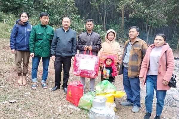 Cháy nhà do bất cẩn khi đốt củi sưởi ấm - Anh 2