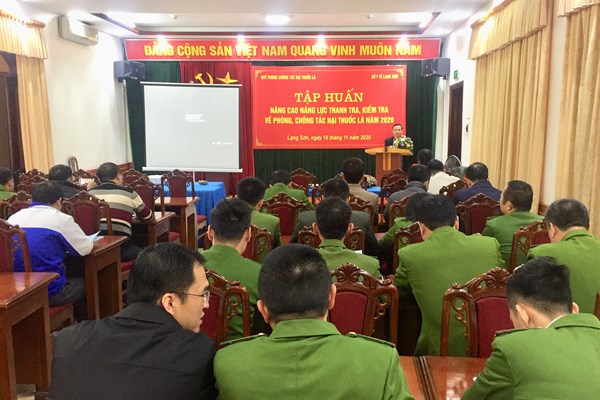 Tập huấn cho cán bộ, chiến sĩ kiểm tra, giám sát việc thực thi Luật Phòng, chống tác hại của thuốc lá - Anh 1