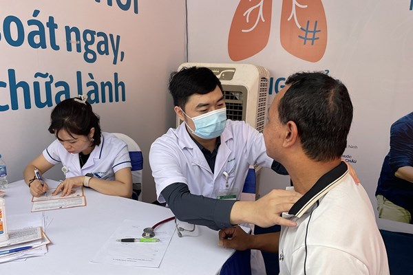 Thuốc lá là nguyên nhân chính gây ra ung thư phổi - Anh 1