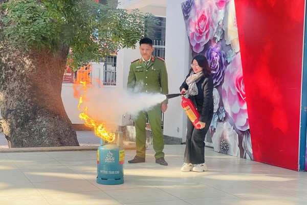 Tăng cường trang bị kỹ năng phòng cháy, chữa cháy trong nhà trường - Anh 4