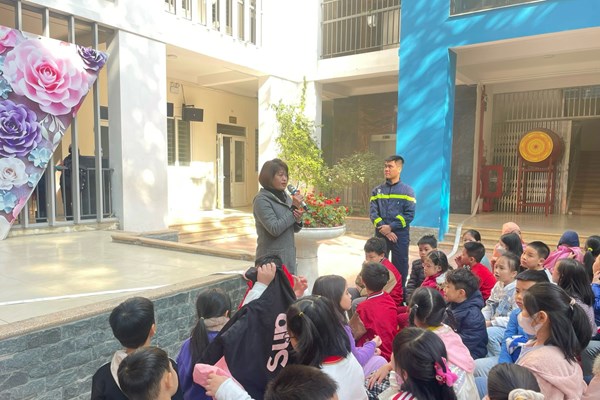 Tăng cường trang bị kỹ năng phòng cháy, chữa cháy trong nhà trường - Anh 3