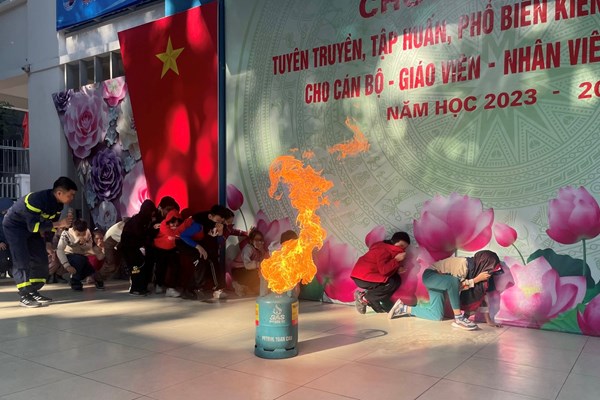 Tăng cường trang bị kỹ năng phòng cháy, chữa cháy trong nhà trường - Anh 1