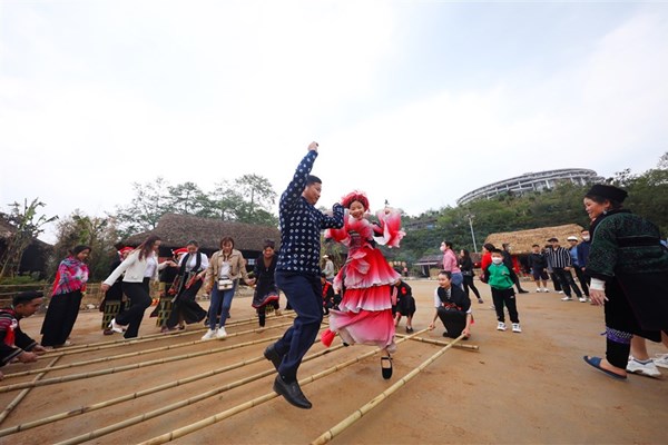 Dâng hoa cúng Phật trên đỉnh thiêng Fansipan dịp Lễ Vía Đức Phật A Di Đà - Anh 1