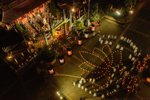 Dâng hoa cúng Phật trên đỉnh thiêng Fansipan dịp Lễ Vía Đức Phật A Di Đà - Anh 3