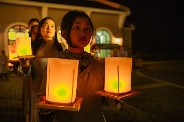 Dâng hoa cúng Phật trên đỉnh thiêng Fansipan dịp Lễ Vía Đức Phật A Di Đà - Anh 4