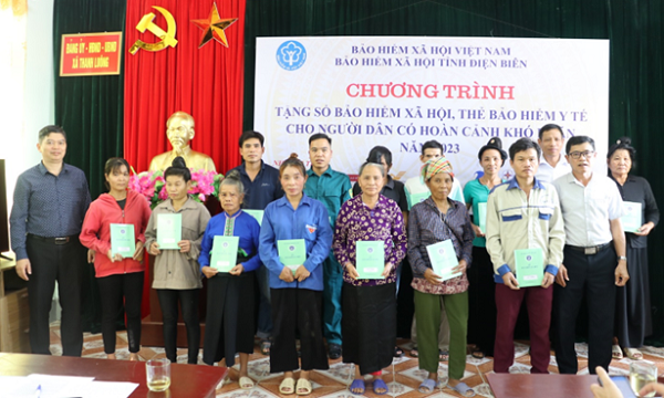 Điện Biên trao tặng 740 sổ BHXH, 20 thẻ BHYT - Anh 1
