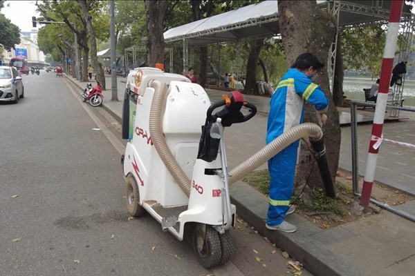 Thực hiện tốt công tác vệ sinh môi trường phục vụ người dân vui Xuân, đón Tết - Anh 1