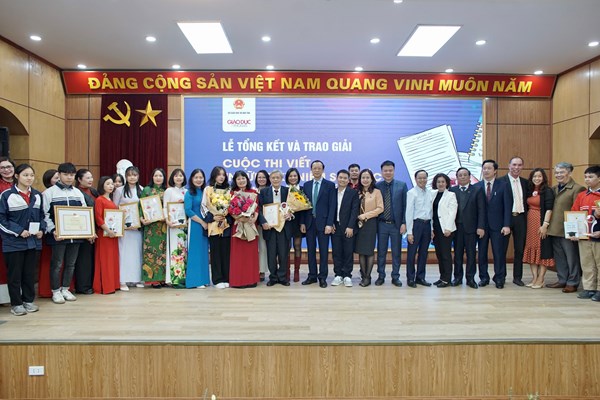 Trao giải Cuộc thi viết 'Những kỷ niệm sâu sắc về thầy cô và mái trường' - Anh 1