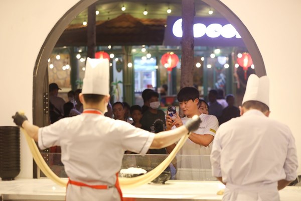 Số chuyến bay liên tục tăng, du lịch Phú Quốc tỏa sắc cuối năm - Anh 2