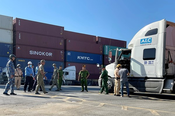 Tổng công ty Tân Cảng Sài Gòn phối hợp với lực lượng chức năng kiểm tra hung khí, vật liệu nổ các phương tiện vào cảng - Anh 1