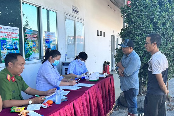 Tổng công ty Tân Cảng Sài Gòn phối hợp với lực lượng chức năng kiểm tra hung khí, vật liệu nổ các phương tiện vào cảng - Anh 2