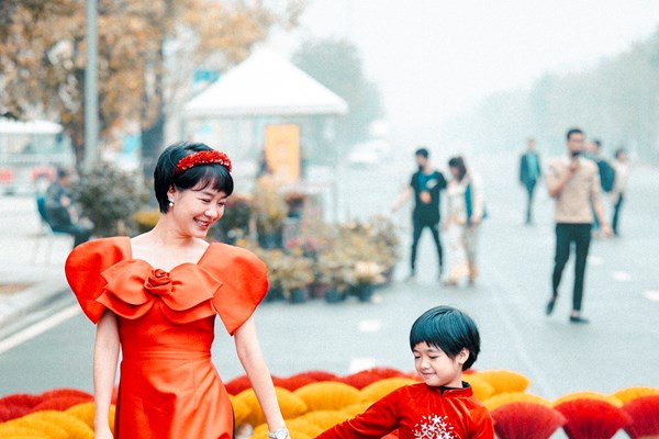 “Dân chơi” Hà Thành diện áo dài check in “cháy máy” tại Chợ Tết xưa “phố Đông” Hà Nội - Anh 1