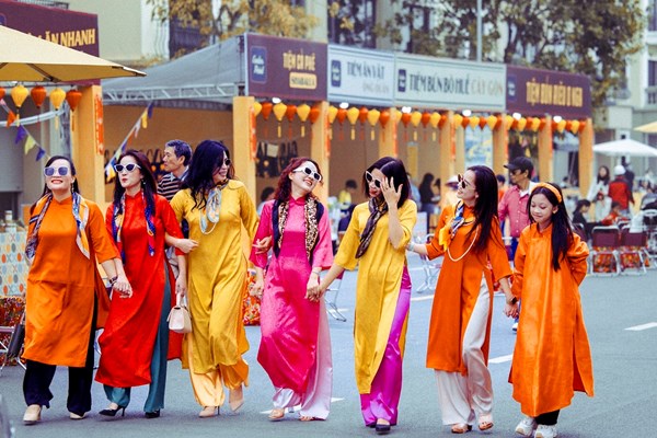 “Dân chơi” Hà Thành diện áo dài check in “cháy máy” tại Chợ Tết xưa “phố Đông” Hà Nội - Anh 7