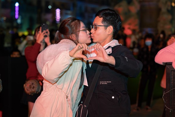 “Phố Đông” Hà Nội “sốt rần rần” với màn bắn pháo hoa chào năm mới 2024, đạt kỷ lục gần 160.000 lượt khách - Anh 2