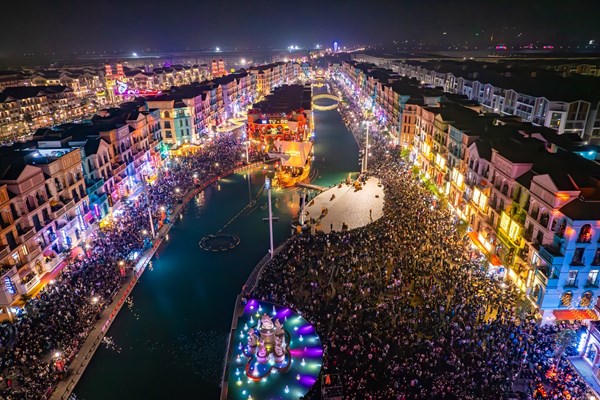 “Phố Đông” Hà Nội “sốt rần rần” với màn bắn pháo hoa chào năm mới 2024, đạt kỷ lục gần 160.000 lượt khách - Anh 4