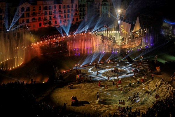 “Phố Đông” Hà Nội “sốt rần rần” với màn bắn pháo hoa chào năm mới 2024, đạt kỷ lục gần 160.000 lượt khách - Anh 6