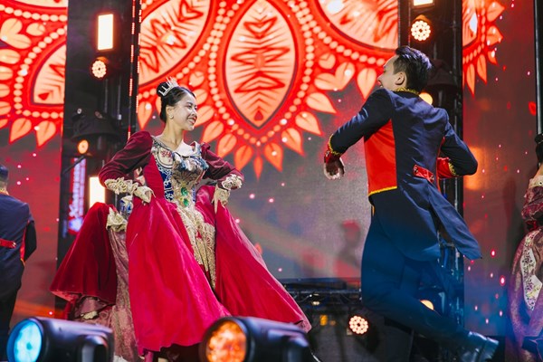 “Phố Đông” Hà Nội “sốt rần rần” với màn bắn pháo hoa chào năm mới 2024, đạt kỷ lục gần 160.000 lượt khách - Anh 8