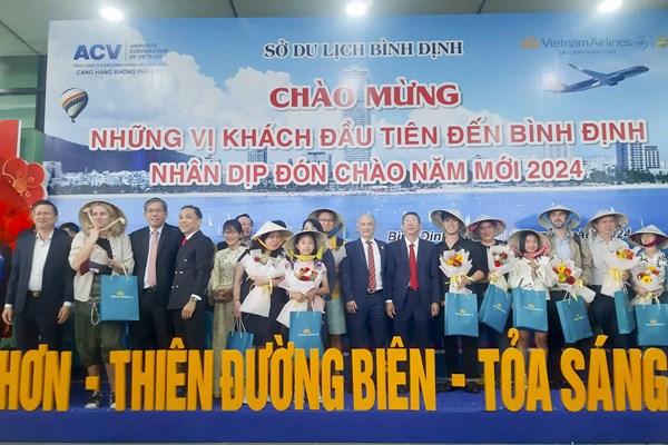 Bình Định chào đón những vị khách đầu tiên trong năm mới 2024 - Anh 1