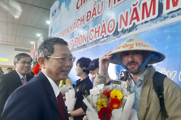 Bình Định chào đón những vị khách đầu tiên trong năm mới 2024 - Anh 2