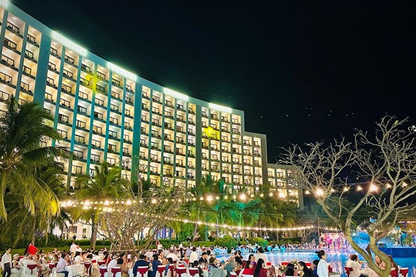Gần 900 nghìn người đổ về “Vũ trụ Vin” từ Bắc chí Nam countdown đón năm mới - Anh 15