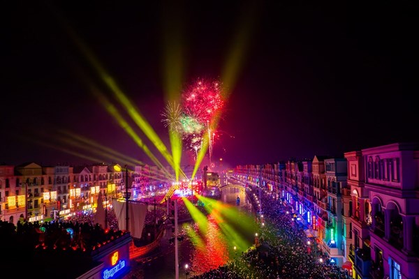 Gần 900 nghìn người đổ về “Vũ trụ Vin” từ Bắc chí Nam countdown đón năm mới - Anh 1