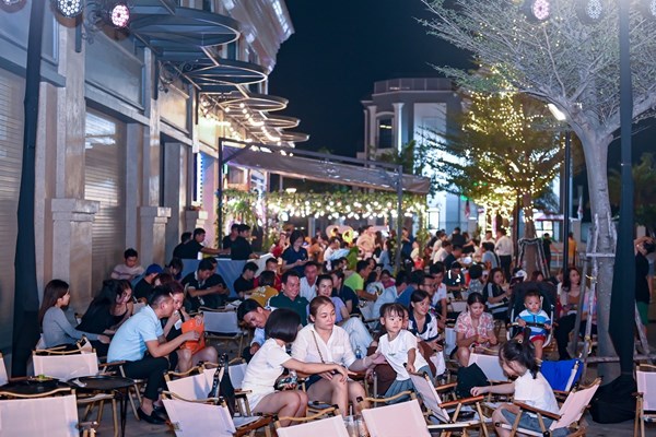 Gần 900 nghìn người đổ về “Vũ trụ Vin” từ Bắc chí Nam countdown đón năm mới - Anh 17