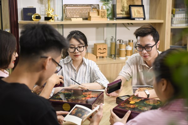 Tôn vinh giá trị văn hóa, nghệ thuật sơn mài trong quà Tết - Anh 5