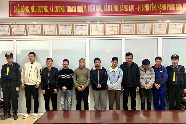 Bắt giam 9 đối tượng trong đường dây đánh bạc hơn 176 tỉ đồng - Anh 1
