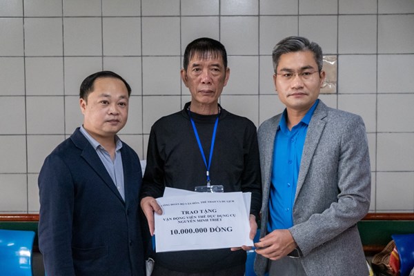 Công đoàn Bộ VHTTDL thăm và động viên VĐV Thể dục dụng cụ Nguyễn Minh Triết - Anh 3