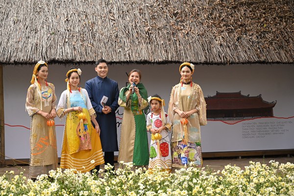 Kể chuyện văn hóa Việt qua những tà áo dài - Anh 7