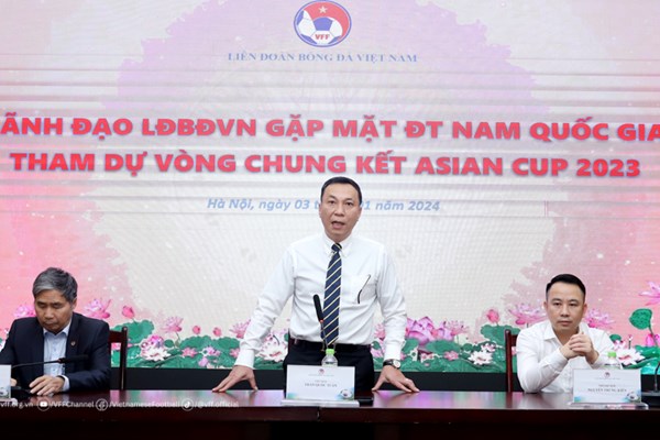 Lãnh đạo VFF gặp gỡ, động viên thầy trò HLV Troussier tham dự Asian Cup - Anh 1
