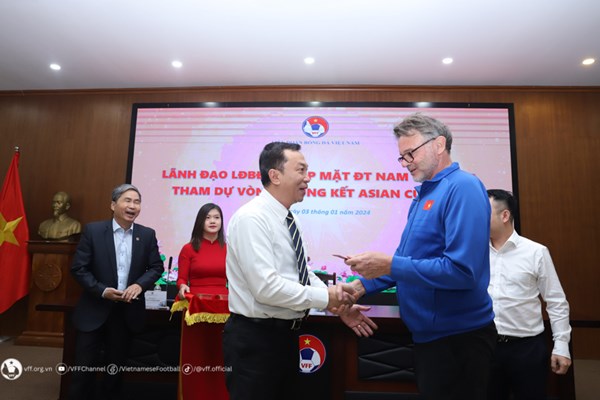 Lãnh đạo VFF gặp gỡ, động viên thầy trò HLV Troussier tham dự Asian Cup - Anh 2